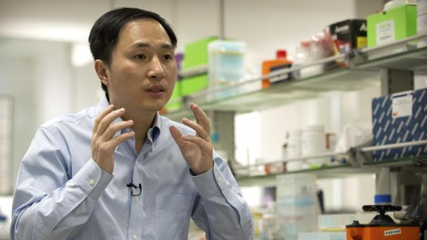 <p>He Jiankui, chinesischer Biotechnologe, spricht während eines Interviews in einem Labor in Shenzhen in der südchinesischen Provinz Guangdong. Wenn ein Baby auf die Welt kommt, ist das üblicherweise ein freudiges Ergebnis. Die Geburt von Lulu und Nana aber versetzte der Welt einen Schock und ließ nicht nur Experten gruseln.</p>