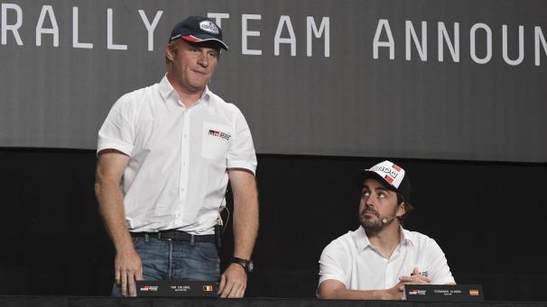 <p>Tom Colsoul (l.) will Fernando Alonso (r.) bei der Rallye Dakar Konkurrenz machen.</p>