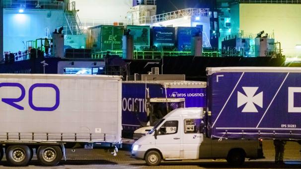 <p>Ein Schiff mit blinden Passagieren befindet sich im Hafen von Vlaardingen. Auf der dänischen Frachtfähre sind 25 blinde Passagiere in einem Kühlcontainer gefunden worden. Das Frachtschiff war auf dem Weg von den Niederlanden in Richtung England, als die Menschen entdeckt wurden und kehrte wieder zu dem Hafen bei Rotterdam um.</p>