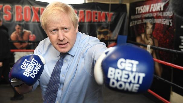 <p>Boris Johnson, Premierminister von Großbritannien, in Aktion bei einem Besuch in Jimmy Egans Boxschule. Der Termin ist Teil des Wahlkampfes, denn zum 12. Dezember 2019 sind Neuwahlen angesetzt.</p>