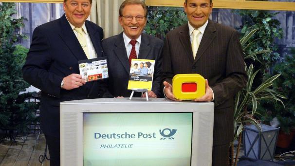 <p>Köln: Der ehemalige „Tagesschau“-Sprecher Jo Brauner (M.) und die Moderatoren Walter Freiwald (l.) und Ralf Kühler (r.) stehen in einem Studio des TV-Kanals RTL SHOP.</p>