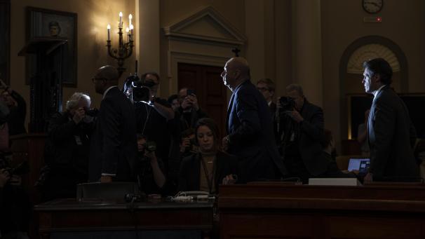 <p>Washington: Gordon Sondland (M.), US-Botschafter bei der Europäischen Union, verlässt den Sitzungssaal, nach seiner öffentlichen Anhörung vor dem Geheimdienstausschuss des US-Kongresses.</p>