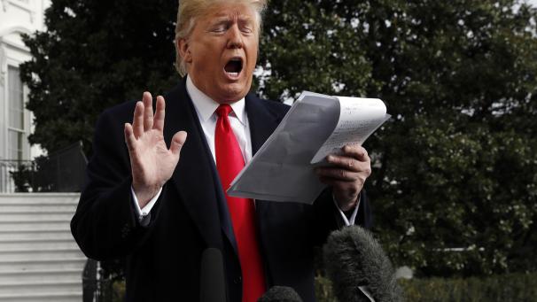 <p>Washington: US-Präsident Donald Trump hält handschriftliche Notizen, als er mit Journalisten vor dem Weißen Haus spricht, bevor er zu einem Besuch einer Apple-Fabrik nach Texas aufbricht.</p>