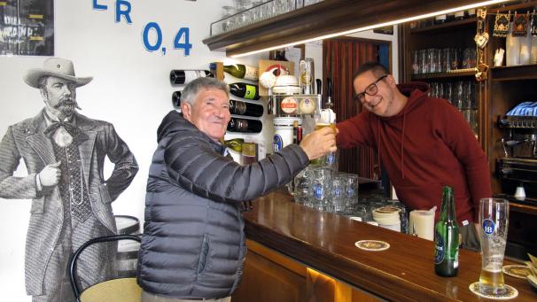 <p>Wirt Alessandro Mercurio (r.) und sein Gast Antonio Romano (l.) stehen in der „Bar Zero,4“. Die entvölkerte süditalienische Region Molise wirbt um neue Bürger. Wer kommt, kriegt drei Jahre lang Geld vom Staat. Er muss aber in ein kleines Dorf ziehen.</p>
