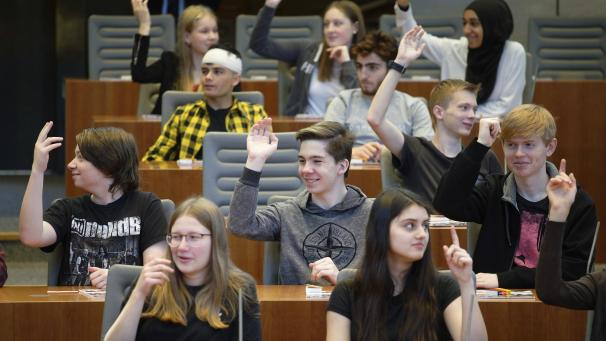 <p>Eine wichtige Sache bei diesem Projekt ist die Förderung der demokratischen Handlungen. Die Kinder und Jugendlichen entscheiden zusammen, wie sie ihre Stadt aufbauen und ändern.</p>