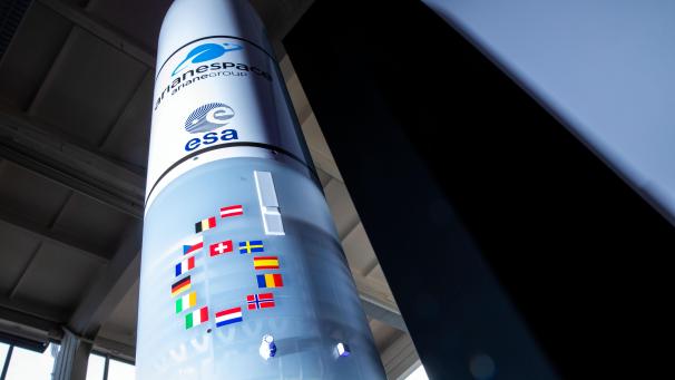 <p>Ein Modell der neuen Trägerrakete Ariane 6. Wieder zum Mond fliegen, einen deutschen Weltraumbahnhof bauen, über Satelliten für schnelles Internet sorgen. Raumfahrtideen gibt es viele - wo sieht Europa seine Chancen?</p>