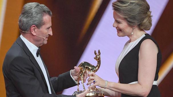 <p>Günther Oettinger, EU-Kommissar für Haushalt und Personal, überreicht Königin Mathilde die Auszeichnung in der Kategorie „Charity“.</p>