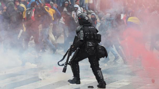 <p>Die Polizei zerstreut auf dem Bolivar-Platz während eines landesweiten Streiks in der Innenstadt von Bogota regierungskritische Demonstranten.</p>