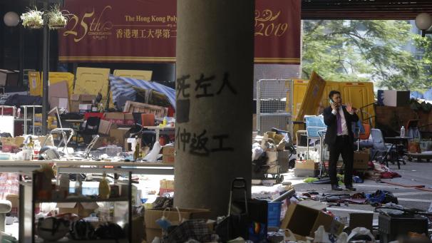 <p>Ein Mann ist nach den Protesten auf dem Campus der Polytechnischen Universität in Hongkong von Müll umgeben.</p>