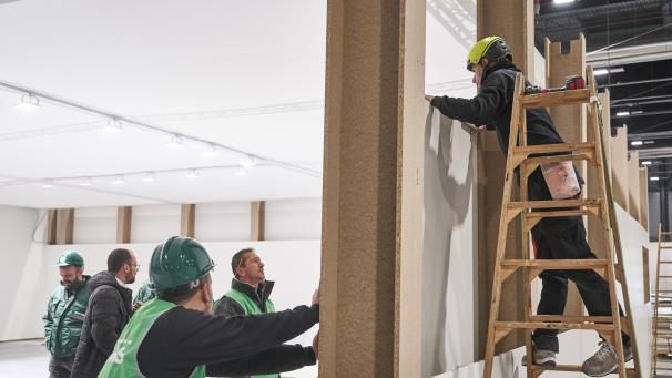 <p>Arbeiter bauen die Räume für die Weltklimakonferenz in einem Pavillon auf der Madrider Messe (IFEMA). Statt eines Jahres sind nur wenige Wochen Zeit geblieben, um das Event auf die Beine zu stellen.</p>