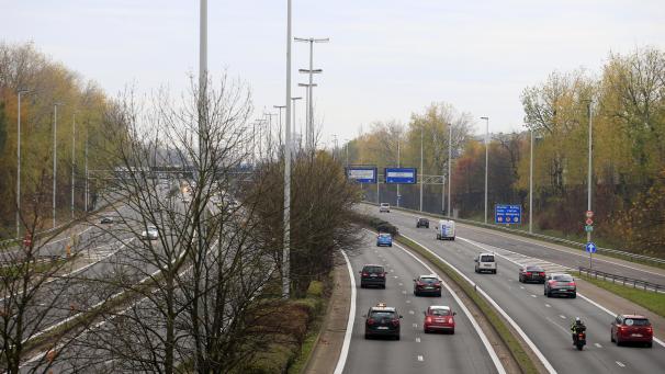 <p>Wallonische Autobahnen werden in den nächsten Jahren mit „intelligenten“ Straßenlampen ausgestattet. Über Sensoren wird das Verkehrsaufkommen erfasst und die Lichtstärke entsprechend angepasst.</p>