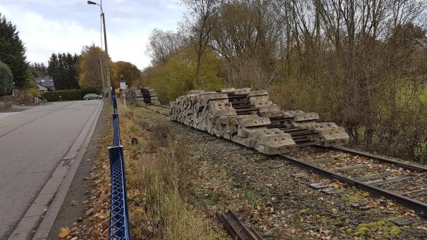 <p>Betonschwellen warten am Bahnübergang Oberste Heide darauf, verlegt zu werden.</p>