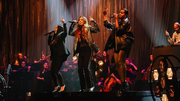<p>Mutya Buena (l.-r.), Siobhan Donaghy und Keisha Buchanan singen „Flowers“, ein Cover des britischen Klassikers von Sweet Female Attitude, in der The Graham Norton Show.</p>