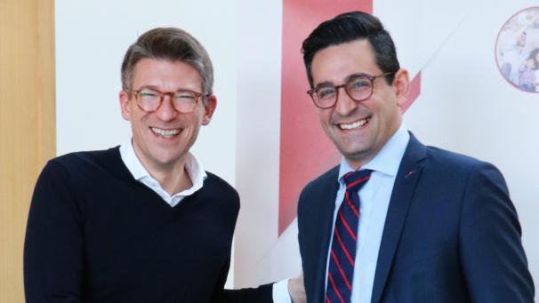 <p>Minister Pierre Yves Dermagne (links) und DG-Minister Antonios Antoniadis</p>
