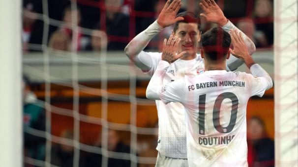 <p>Der Münchner Philippe Coutinho (vorn) und Robert Lewandowski feiern das 4:0.</p>