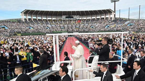 <p>Papst Franziskus bei der Ankunft im Baseball-Stadion von Nagasaki, wo er eine Messe feierte.</p>