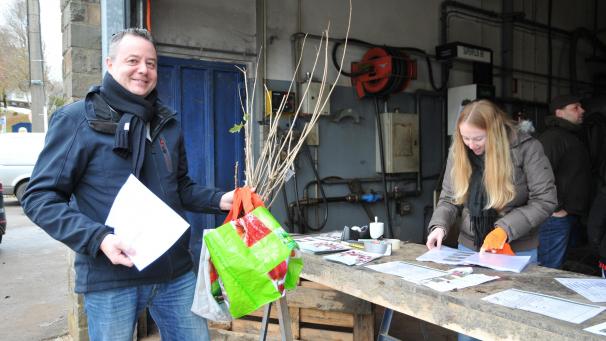 <p>Die Baumverteilungsaktion, die am Samstag zum wiederholten Mal in der Gemeinde Büllingen stattfand, stieß auf großes Interesse der Bevölkerung.</p>