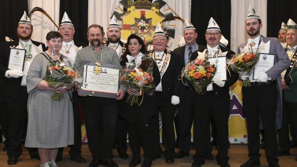 <p>Die KKG Micky-Mäuse verliehen nicht nur den Scholl-und-Schöllchen-Orden an Norbert Bong (Vierter von links), sondern ehrten auch Mitglieder aus den eigenen Reihen.</p>