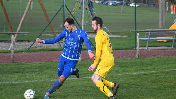 <p>Dzenan Musovic (l.) steuerte zwei Tore beim Eupener Sieg im Derby gegen Walhorn (Mischa Meys, r.) bei.</p>