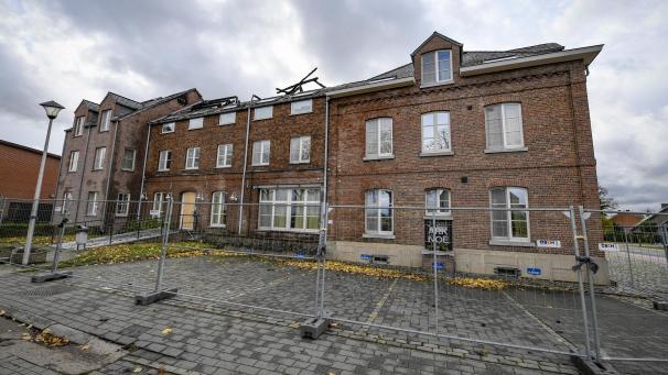 <p>Blick auf das Gebäude in Bilzen, auf das ein Brandanschlag verübt worden war. Hir soll in Kürze das Asylbewerberheim eröffnet werden.</p>