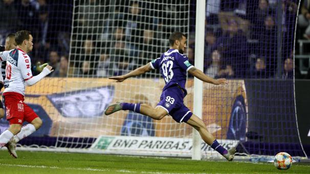 <p>Unter anderem Roofe (r.) ließ gute Chancen für Anderlecht ungenutzt.</p>
