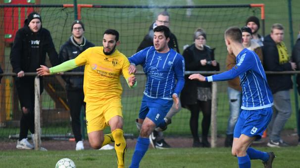 <p>Für Rafael Vazquez (Mitte) und den FC Eupen steht das Spitzenspiel gegen Elsaute an.</p>