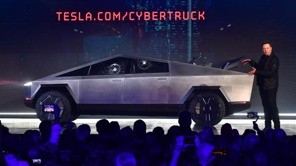 <p>Tesla-Chef Elon Musk (rechts) stellte den Cybertruck vor.</p>