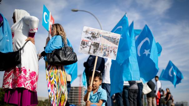 <p>Teilnehmer einer Protestdemo in Berlin mit uigurischen Flaggen im letzten Jahr.</p>