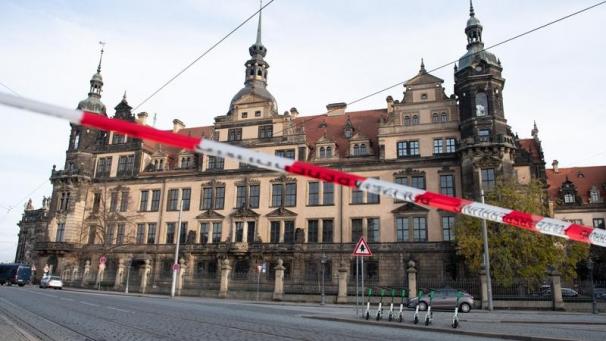 <p>Ein Absperrband der Polizei hängt vor dem Residenzschloss mit dem Grünen Gewölbe. In Dresdens Schatzkammer Grünes Gewölbe ist am frühen Morgen eingebrochen worden.</p>