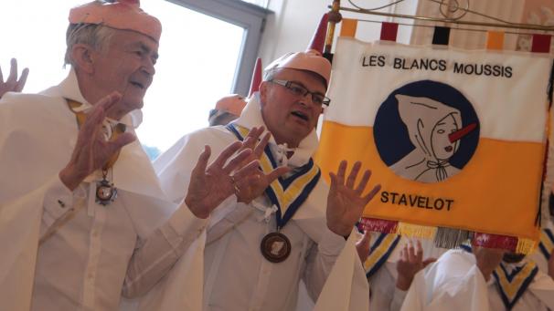 <p>Der bisherige und der neue Großmeister der Weißen Mönche in Stavelot, Christian Nezer (links) und Pierre Blaise.</p>