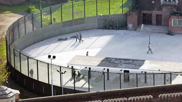 <p>In belgischen Gefängnissen werden Leibesvisitationen systematisch durchgeführt. Das ist gesetzlich nicht erlaubt. Deshalb fordert der föderale Ombudsmann, die sofortige Einstellung dieser Praxis.</p>