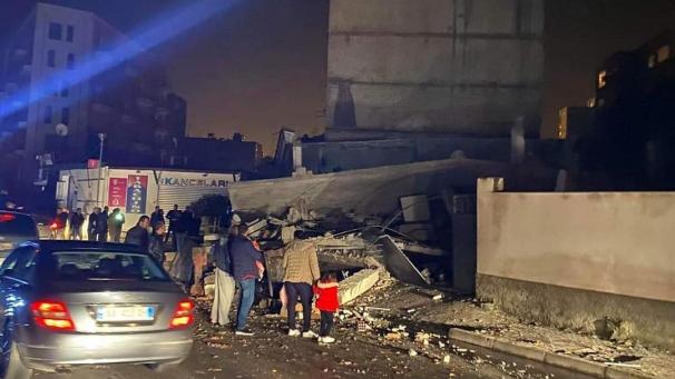 <p>Das wohl schwerste Erdbeben seit Jahrzehnten hat am Dienstagmorgen die Westküste Albaniens erschüttert.</p>