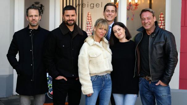 <p>Die Schauspieler Ben Ruedinger (Till Weigel), Milos Vukovic (Paco Weigel), Isabell Hertel (Ute Kiefer), Timothy Boldt (Richard Beckmann), Valea Scalabrino (Sina Hirschberger) und Kai Noll (Rufus Sturm, von links) in der Kulisse (Konditorei Weigel) der RTL-Fernsehserie Unter uns. Jetzt feiert die Serie 25-jähriges Jubiläum.</p>