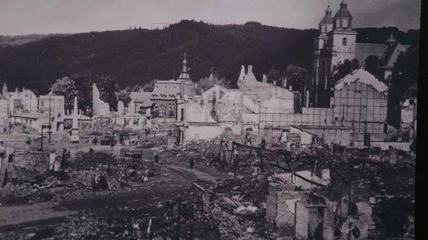 <p>Die Malmedyer Innenstadt wurde durch die Bombardierungen an den Weihnachtstagen 1944 arg in Mitleidenschaft gezogen. Über 200 Zivilisten, darunter neben vielen Malmedyern auch Personen aus der Gegend, die in Malmedy Schutz vor den kriegerischen Auseinandersetzungen suchten, kamen dabei ums Leben.</p>