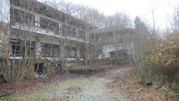 <p>Die Gemeinde Büllingen erhebt vorerst keine Steuer mehr auf leer stehende und verwahrloste Gebäude, weil die entsprechende Steuerverordnung juristisch nicht wasserdicht war, wie Bürgermeister Friedhelm Wirtz im Gemeinderat ausführte.</p>