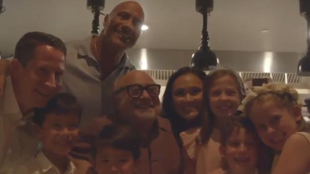 <p>Am Ende des Hochzeits-“Crash“ machten die Weltstars noch Fotos mit der Familie.</p>