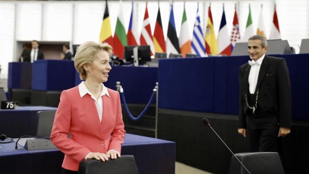 <p>Die künftige EU-Kommissionspräsidentin Ursula von der Leyen (CDU) kommt zur Sitzung des Europäischen Parlaments. Das Parlament stimmt über die neue EU-Kommission ab.</p>