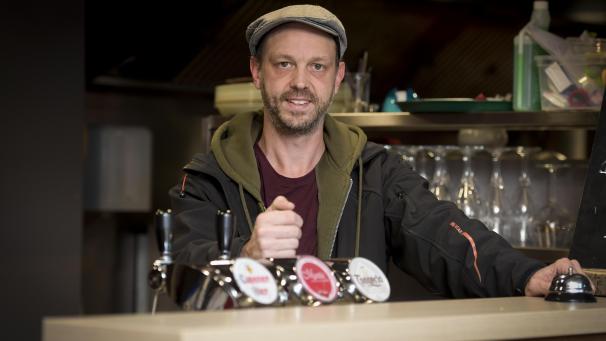 <p>Noch steht Didier Gutkin ausschließlich im Bistro des Alten Schlachthofs in Eupen am Zapfhahn. Ab dem 1. Januar wird er auch die Geschicke der Cafeteria an der Herbesthaler Mehrzweckhalle leiten.</p>