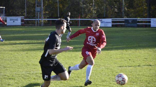 <p>Cédric Ponsard (r.) und die RUS Emmels sind auf Platz zwei zurückgefallen.</p>