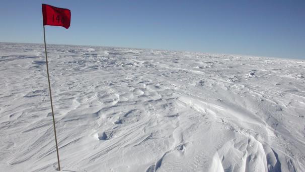 <p>Fahnenstange an der Ostantarktika, etwa 300 Kilometer entfernt von der russischen Forschungsstation Wostok: Die Vertragsstaaten einigten sich vor 60 Jahren u.a. auf die friedliche Nutzung der Antarktis und freie internationale Forschungszusammenarbeit.</p>