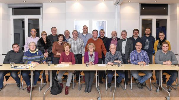 <p>Effektive Mitglieder und Ersatzmitglieder des Raerener KBRMA, mit Präsident Bodo Lux (stehend, 7. v. r.), Sekretärin Karin Plum (stehend, ganz rechts) und dem zuständigen Schöffen Uli Deller (stehend, 4. v. r.)</p>