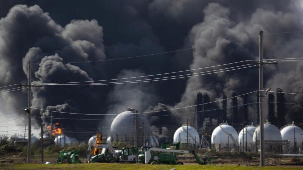 <p>In einer Chemiefabrik im US-Bundesstaat Texas haben sich zwei gewaltige Explosionen ereignet.</p>