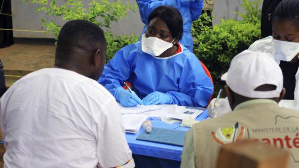 <p>Ein Mitarbeiter der Weltgesundheitsorganisation (WHO) bereitet im Kongo Impfungen gegen Ebola für Helfer vor.</p>
