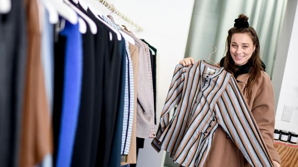 <p>Nachhaltigkeitsbloggerin Anna Schunck sieht sich Second-Hand-Kleidungsstücke an. Zum „Black Friday“ hofft der Handel wieder auf viel Umsatz. Andere rufen den „Kauf-nix-Tag“ aus.</p>
