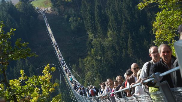 <p>Bald auch über der Warche bei Reinhardstein? Die 2015 eröffnete Geierlay-Hängeseilbrücke über der Geierlay-Schlucht bei Mörsdorf im Hunsrück ist ein Touristenmagnet.</p>