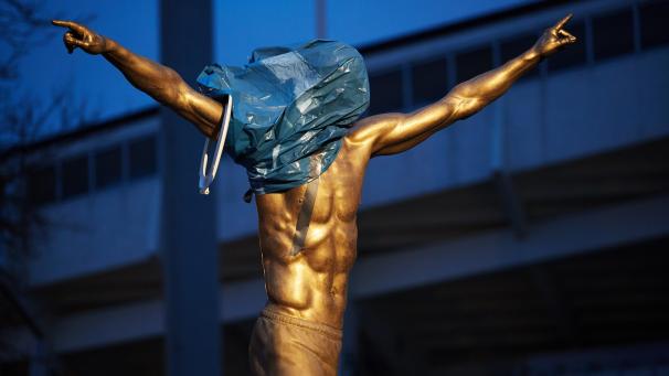 <p>Die Zlatan-Statue steht seit Anfang Oktober in Malmö - die Klobrille ist neu.</p>