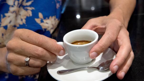 <p>Nach dem Essen lieber Kaffee statt Schnaps, denn das Heißgetränk regt die Verdauung an.</p>