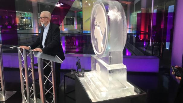 <p>Eisskulpturen ersetzten Boris Johnson und Brexit-Partei-Chef Nigel Farage.</p>