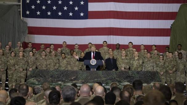 <p>Donald Trump (M.), Präsident der USA, spricht zu Mitgliedern der amerikanischen Truppen auf der Bagram Air Base nördlich von Kabul während eines überraschenden Besuchs zu Thanksgiving.</p>