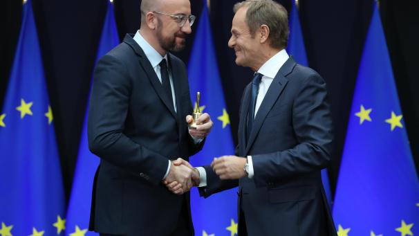<p>Machtübergabe: Donald Tusk (r.) überreicht seinem Nachfolger Charles Michel das Glöckchen, mit dem der Präsident des Europäischen Rates traditionell die Brüsseler Gipfeltreffen einläutet.</p>